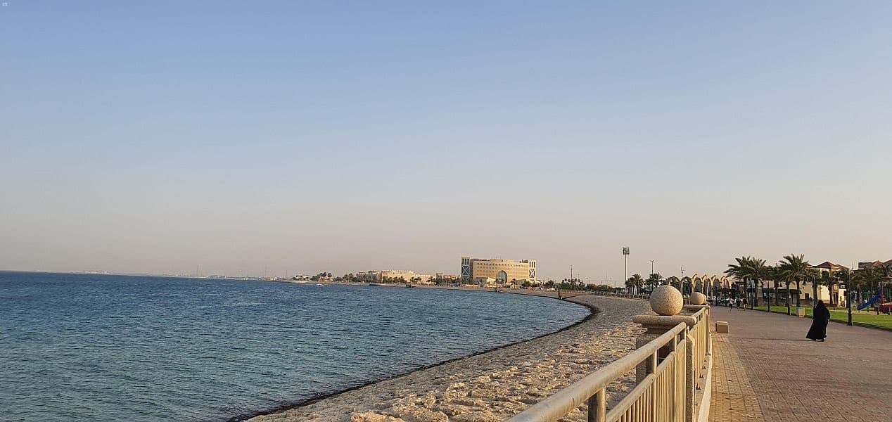  شواطئ مدينة الجبيل الصناعية تشهد توافد أعداد كبيرة من الزوار وسط إجراءات وتدابير احترازية 