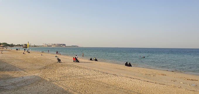  شواطئ مدينة الجبيل الصناعية تشهد توافد أعداد كبيرة من الزوار وسط إجراءات وتدابير احترازية 