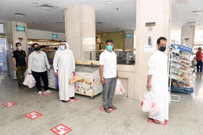 الصحة : عودة الحياة إلى طبيعتها لا يعني أن فيروس كورونا قد انتهى