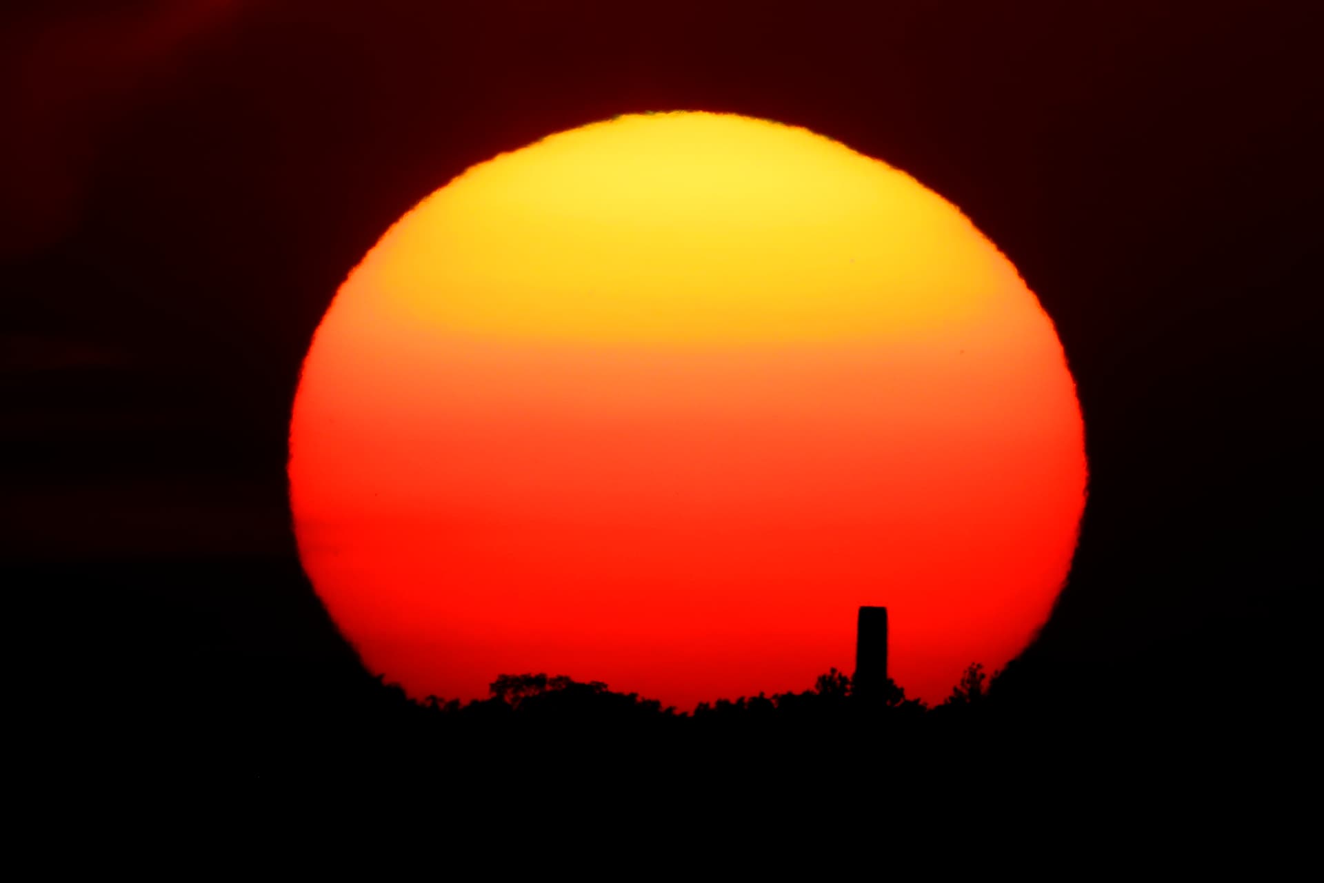 لحظة غروب الشمس اليوم في مدينة  كانساس سيتي الأمريكية