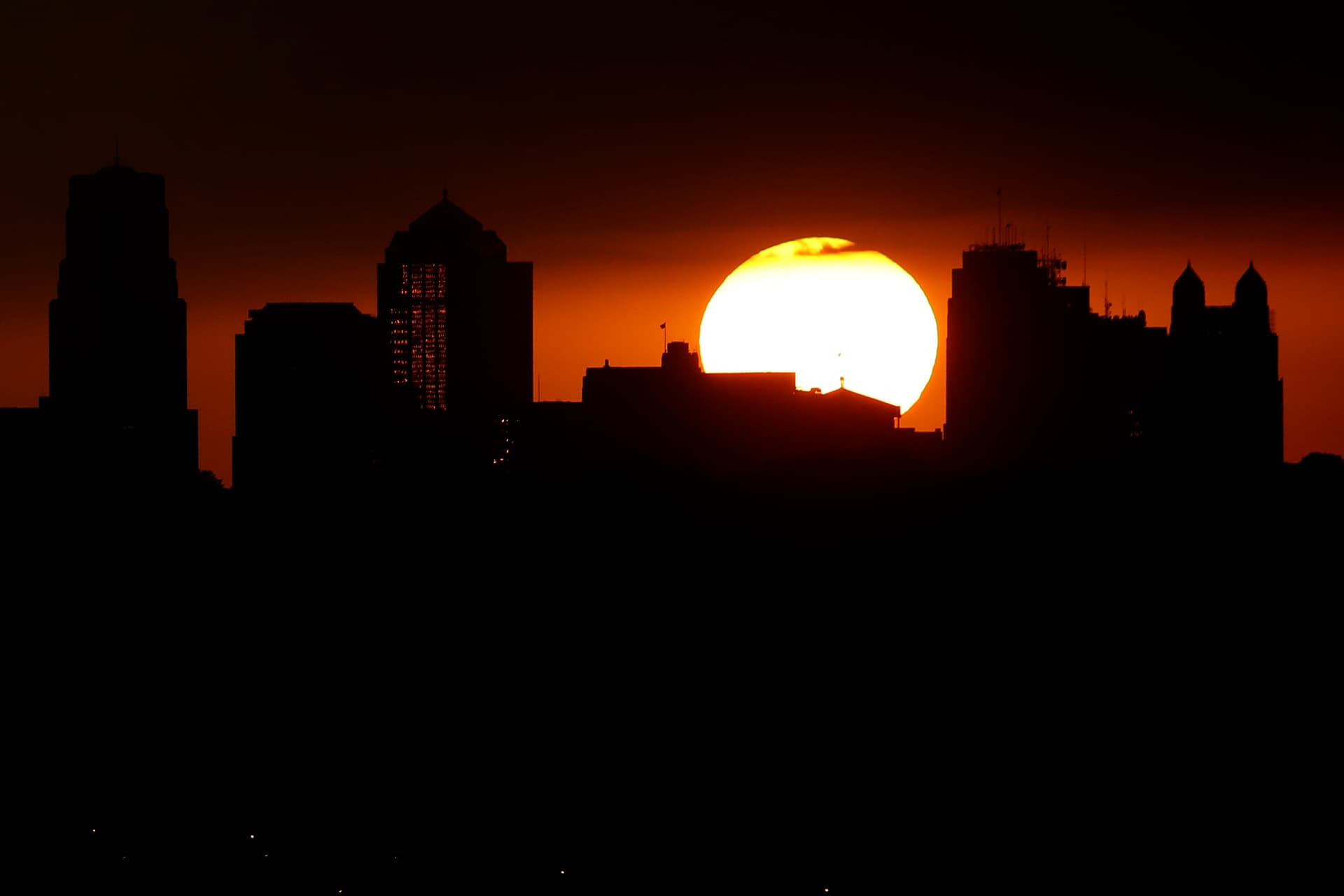 لحظة غروب الشمس اليوم في مدينة  كانساس سيتي الأمريكية