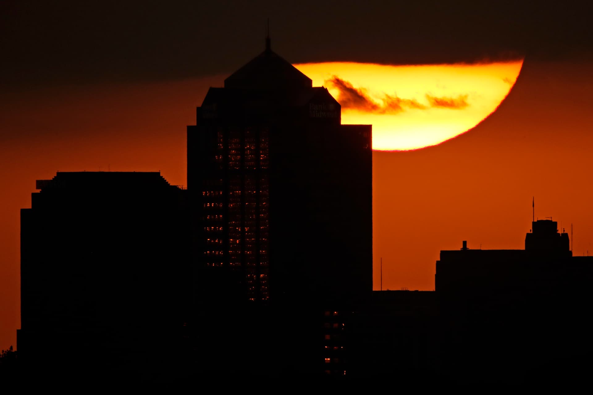 لحظة غروب الشمس اليوم في مدينة  كانساس سيتي الأمريكية