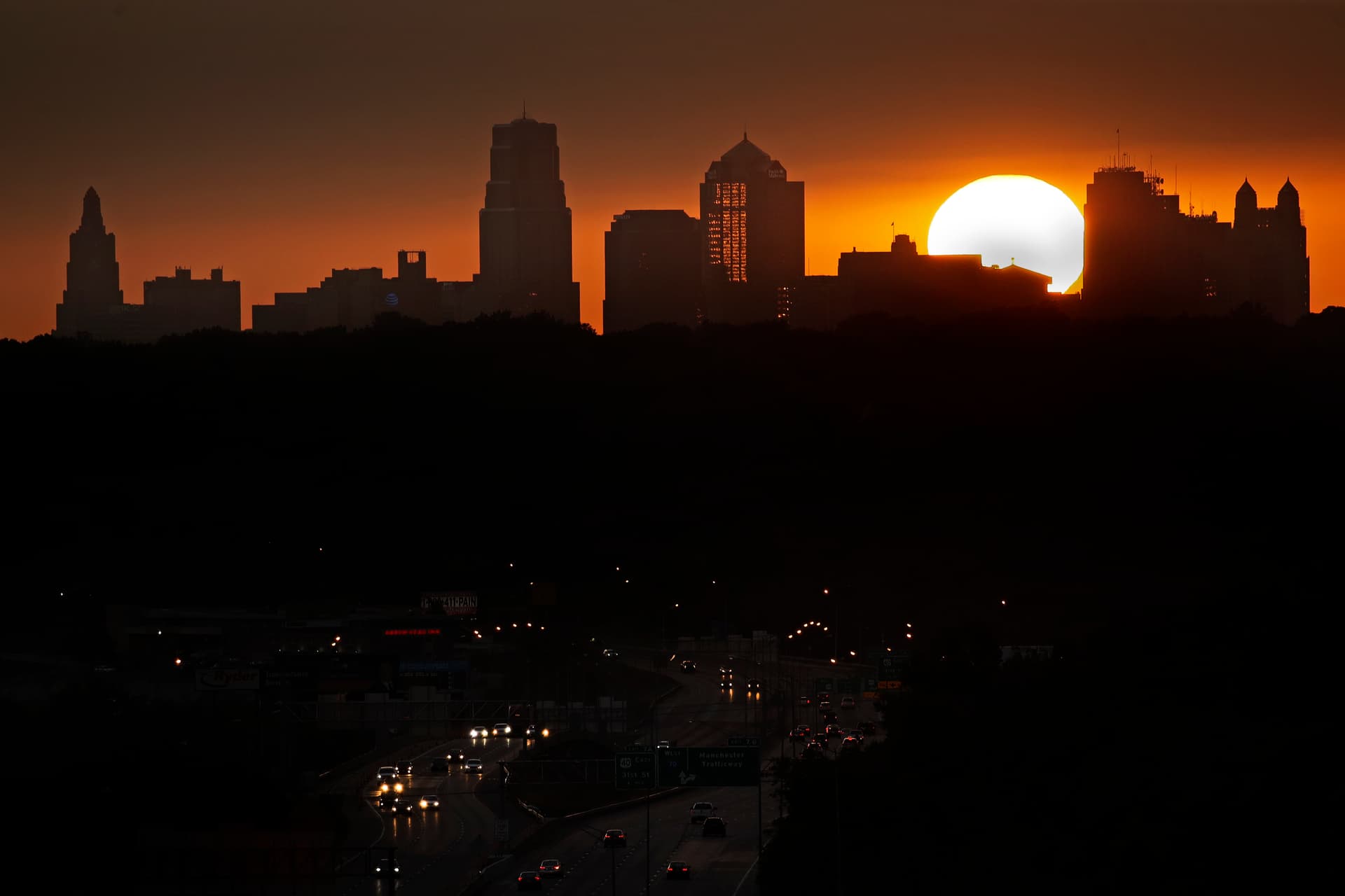 لحظة غروب الشمس اليوم في مدينة  كانساس سيتي الأمريكية