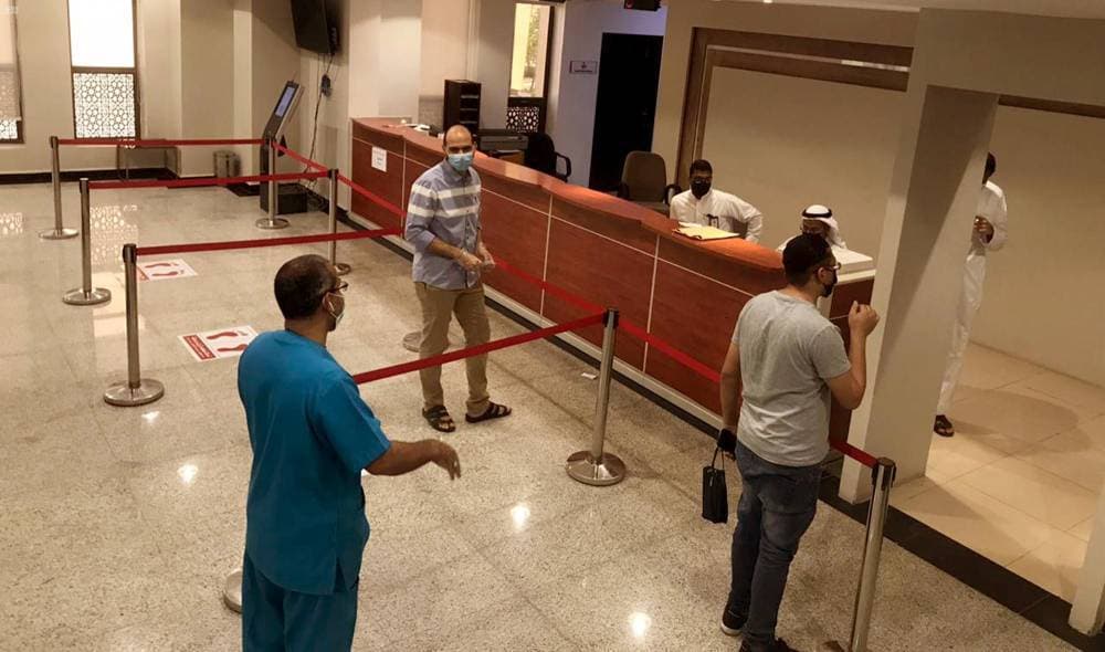 تطبيق الإجراءات الاحترازية في إحدى الدوائر الحكومية. «واس »