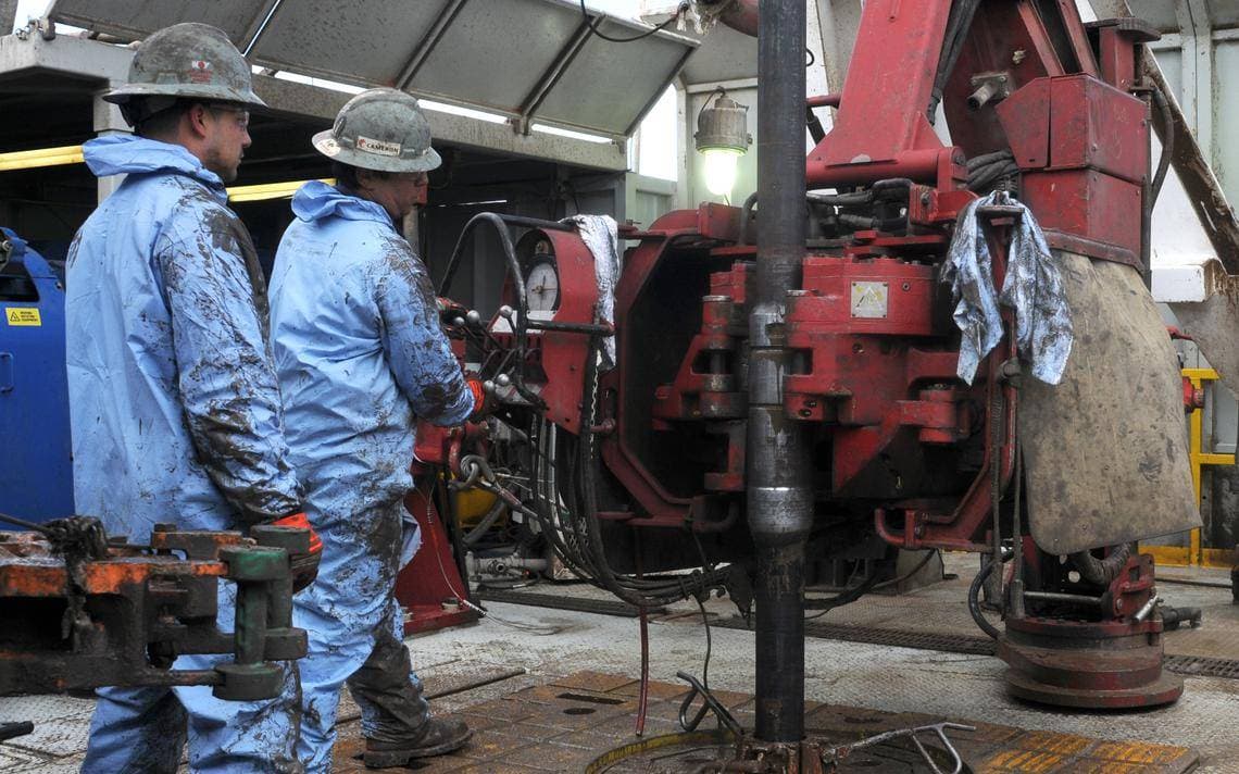 منصة تابعة لشركة وايتينج بتروليوم، أول ضحية كبيرة في قطاع النفط والغاز الأمريكي.