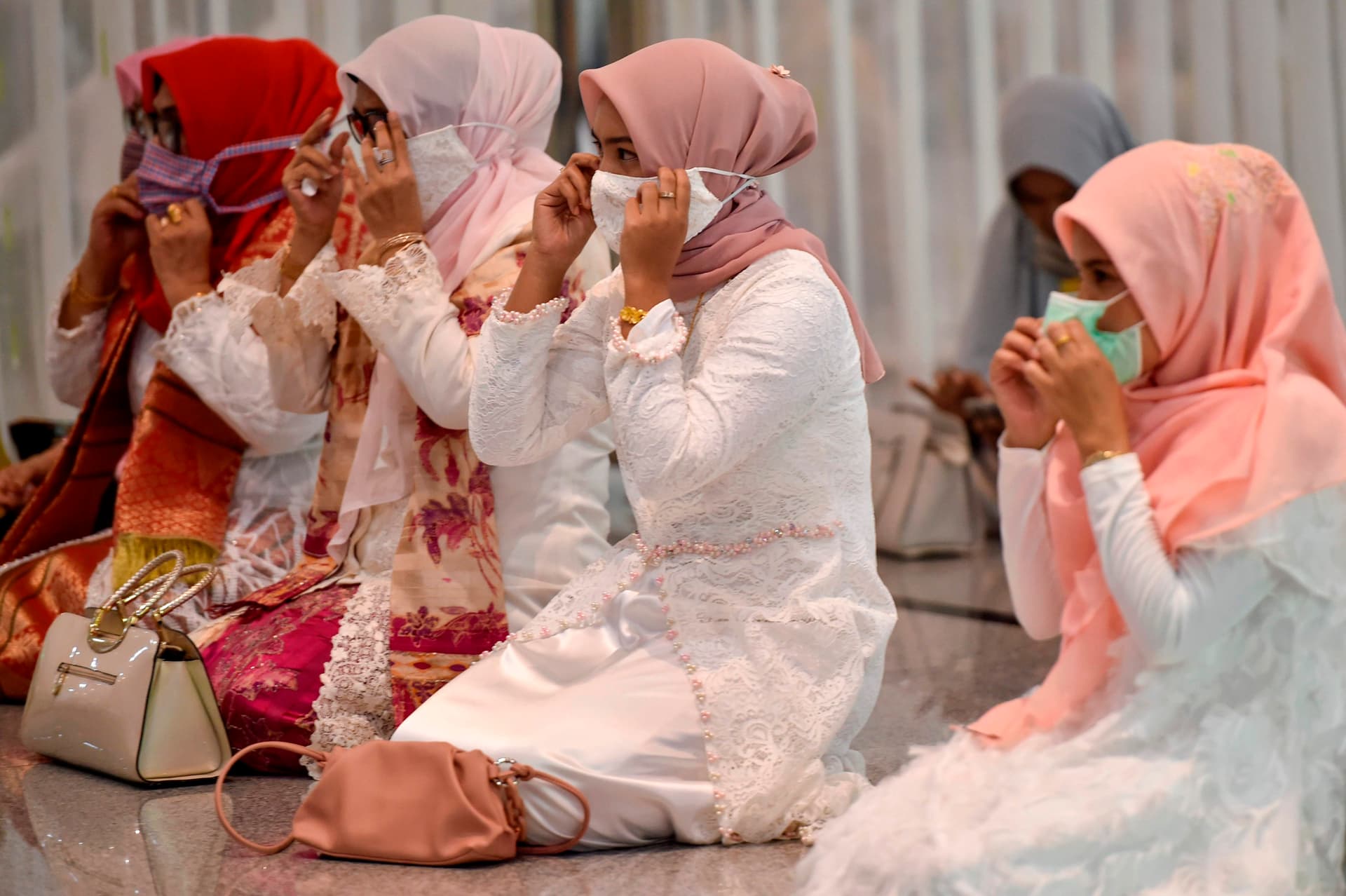 الزفاف في زمن "كورونا" .. تباعد اجتماعي وتدابير احترازية