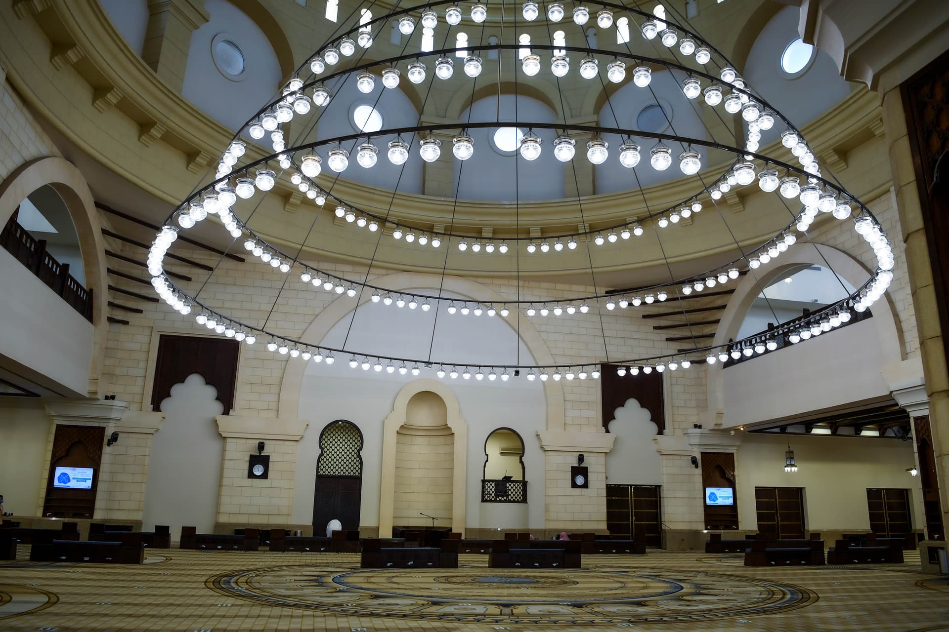 أول صلاة جمعة في الرياض بعد فتح المساجد .. عبادة والتزام بالإجراءات