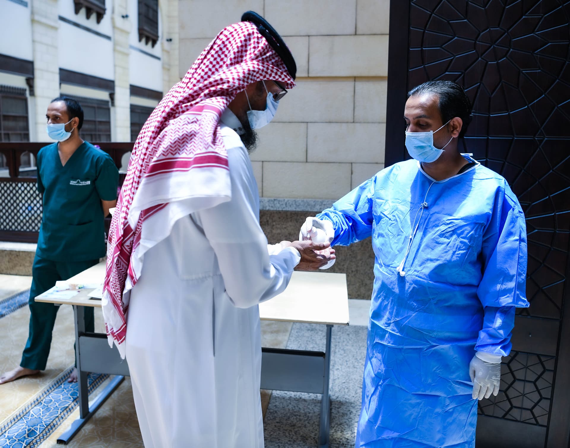 أول صلاة جمعة في الرياض بعد فتح المساجد .. عبادة والتزام بالإجراءات