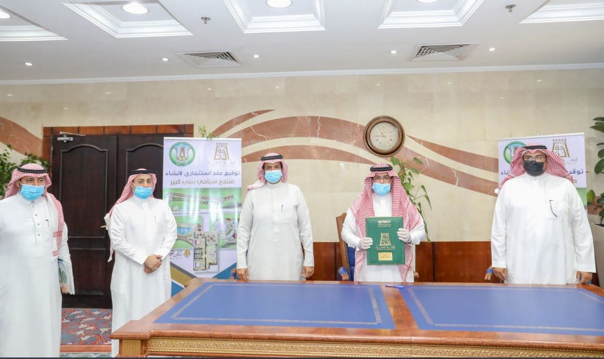 أمين الباحة يوقع عقد مشروع إنشاء منتجع سياحي متكامل في "بني كبير"