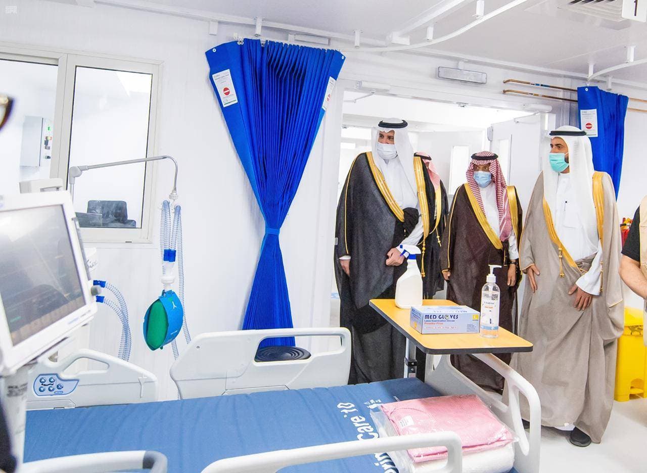 الأمير فيصل بن سلمان خلال اطلاعه على مرافق المستشفى. «واس».