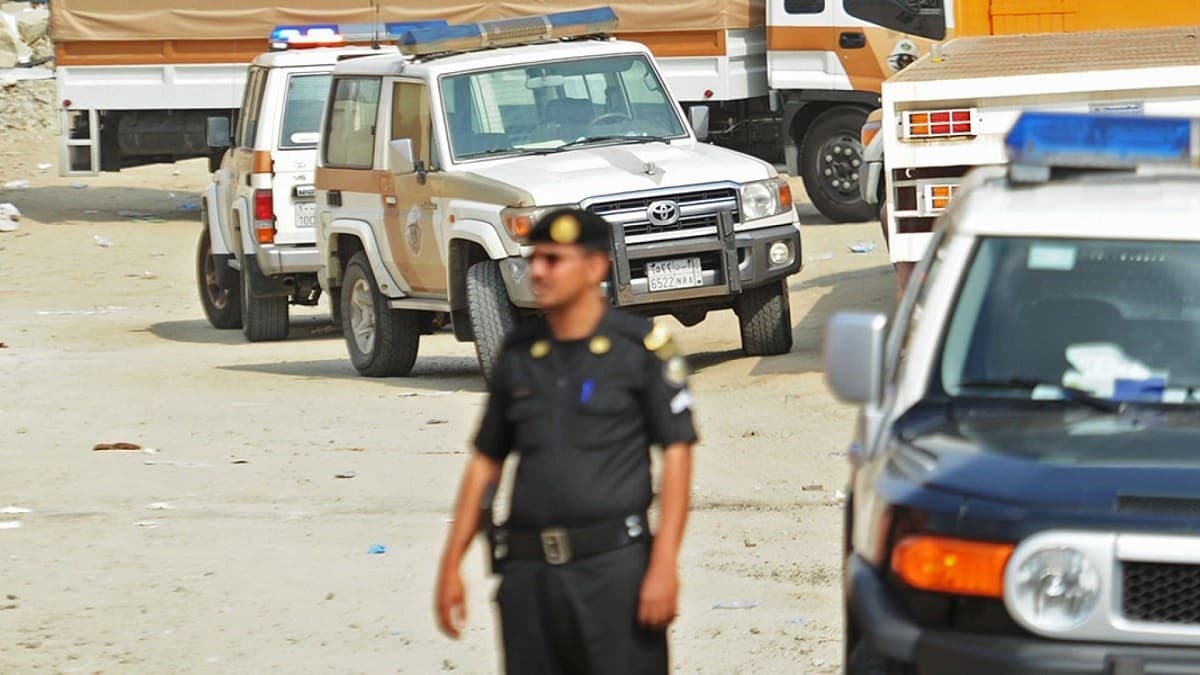 القبض على 4 أشخاص سرقوا 600 ألف ريال من مركبة أثناء توقفها أمام أحد البنوك في جدة 