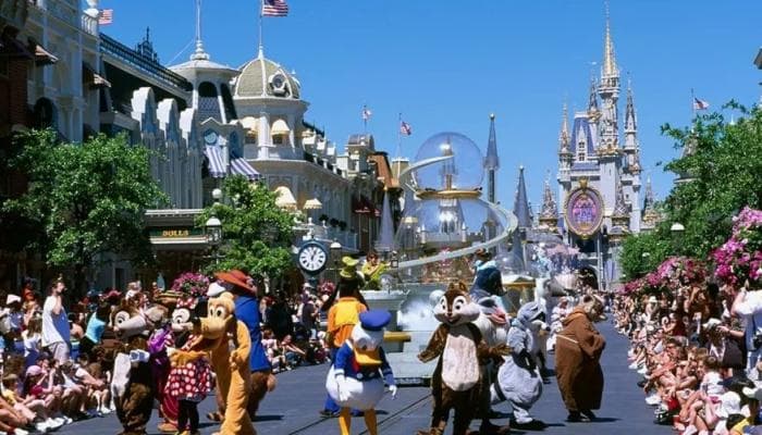 "ديزني" يعيد فتح أبوابه في فلوريدا