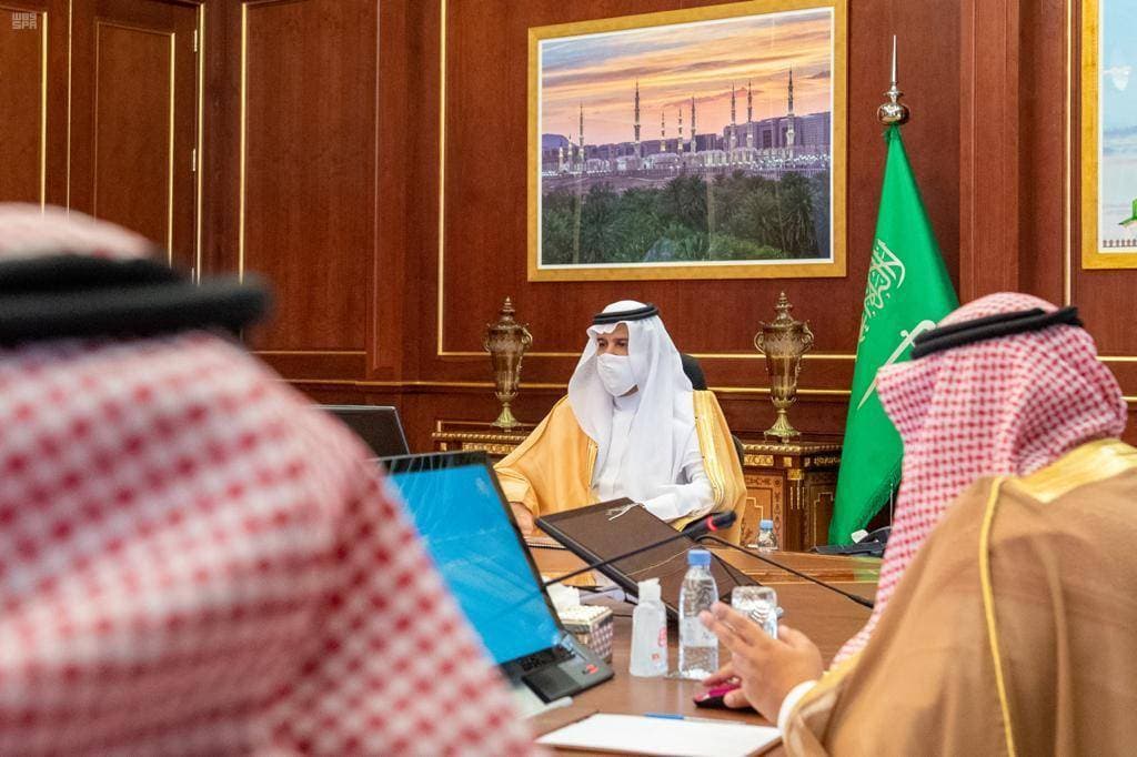 الأمير فيصل بن سلمان خلال لقائه رئيس القطاع الشمالي الغربي في شركة المياه الوطنية.