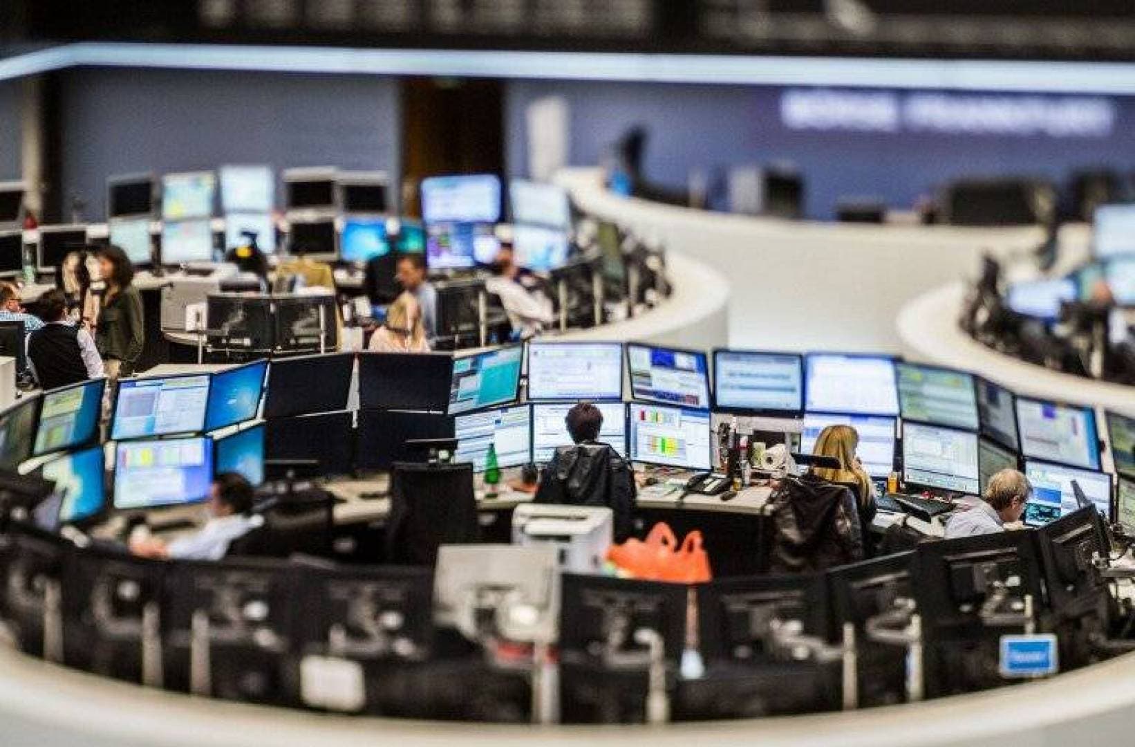 قطاع التكنولوجيا يهبط بأسهم أوروبا بعد تهاوي "وول ستريت"