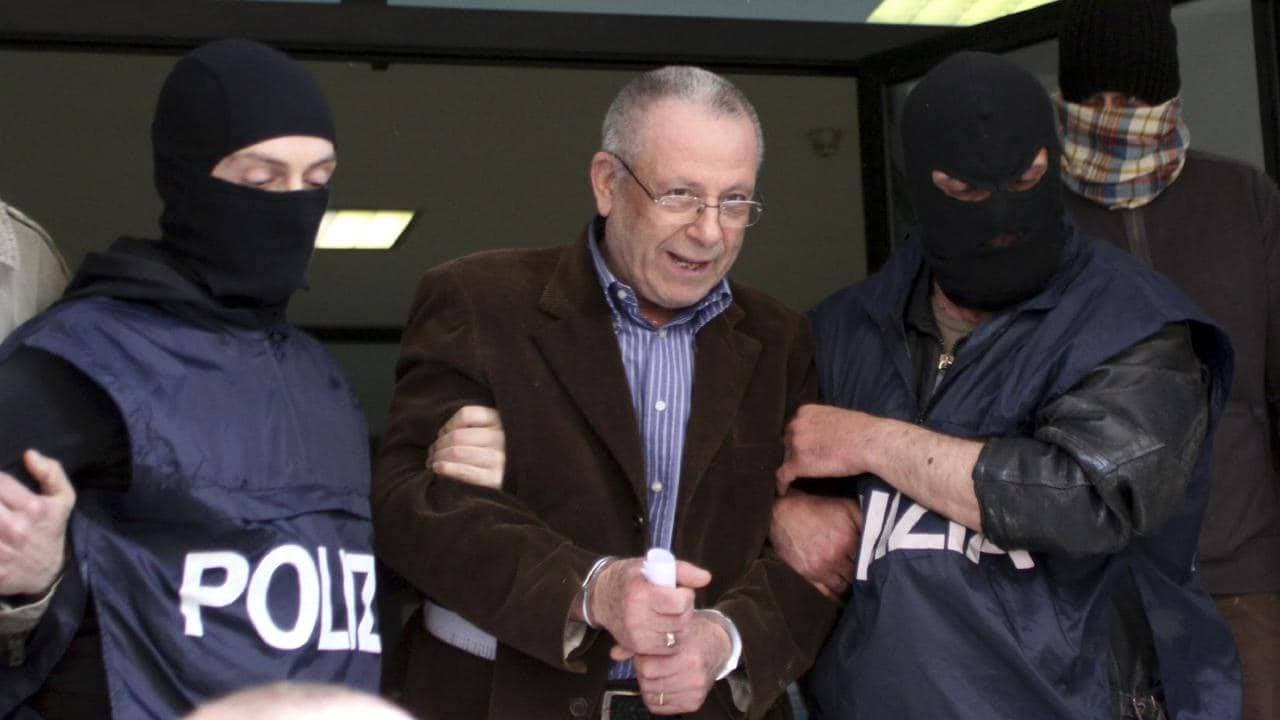 أحد زعماء المافيا الإيطالية في قبضة الشرطة.