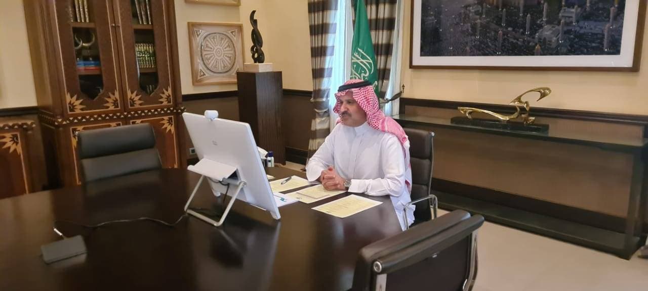 الأمير فيصل بن سلمان خلال ترؤسه اجتماع اللجنة التنفيذية للإسكان التنموي عن بعد.