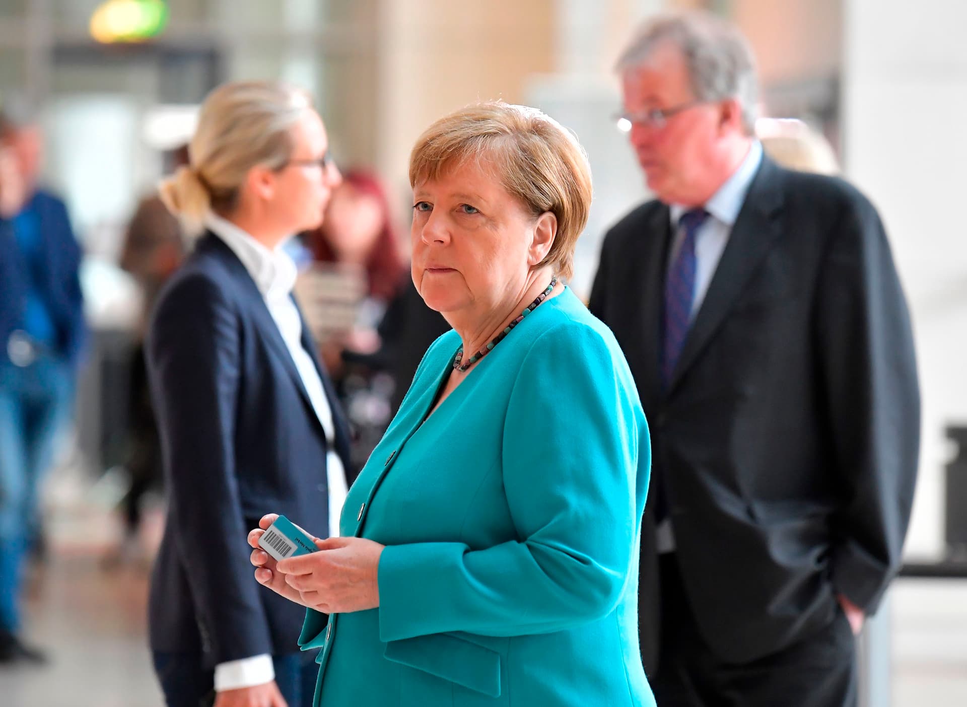 رئيسة المفوضية الأوروبية تدعو ميركل لقمة بشأن الميزانية