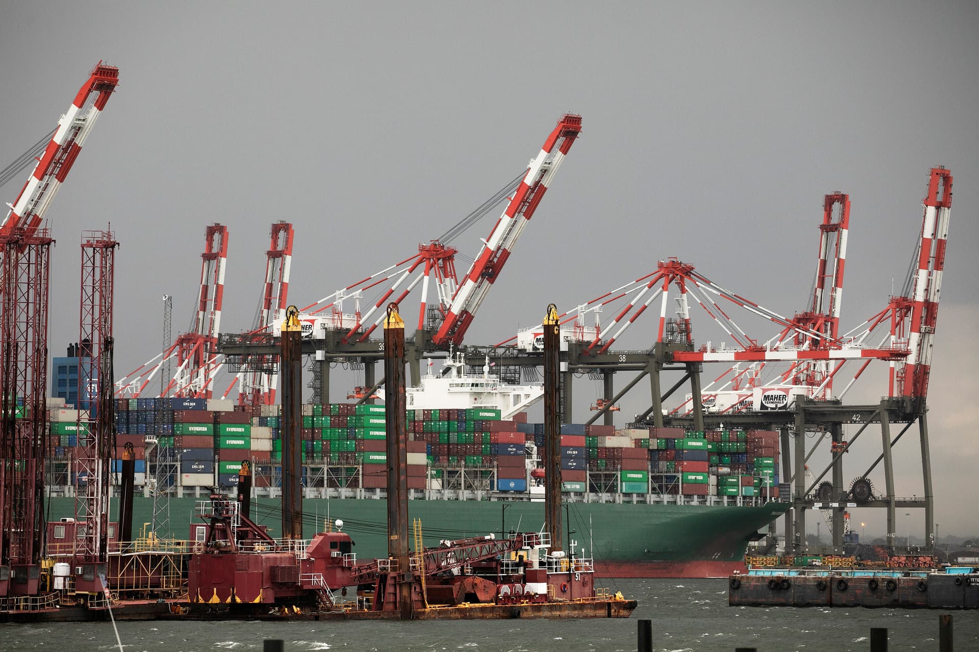 العجز التجاري الأمريكي يرتفع 9.7% مع هبوط الصادرات لأقل مستوى منذ 2009