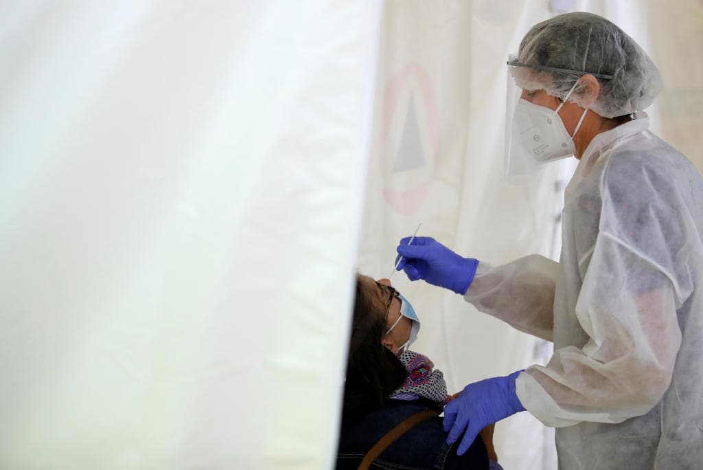 عمان: 8 وفيات و1739 إصابة جديدة بفيروس كورونا