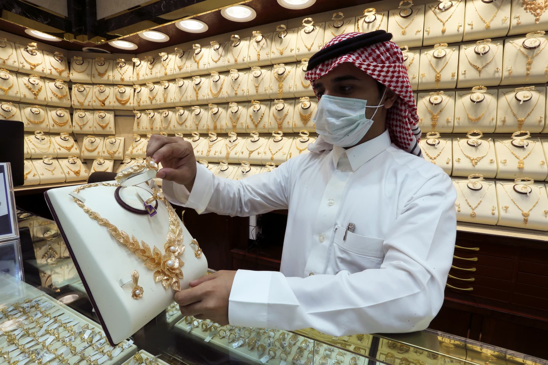 الذهب يسجل ذروة جديدة في 9 أعوام والفضة تتخطى حاجز 20 دولارا