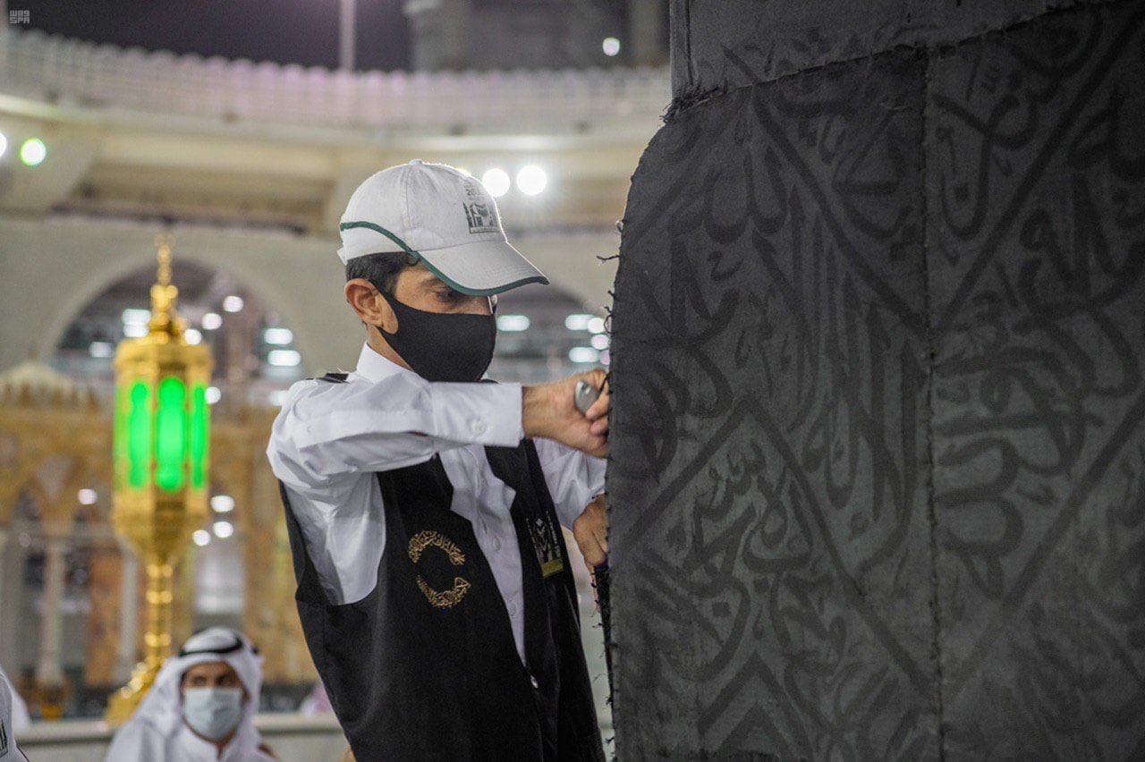 استعدادا لموسم الحج .. رفع ثوب الكعبة المشرفة