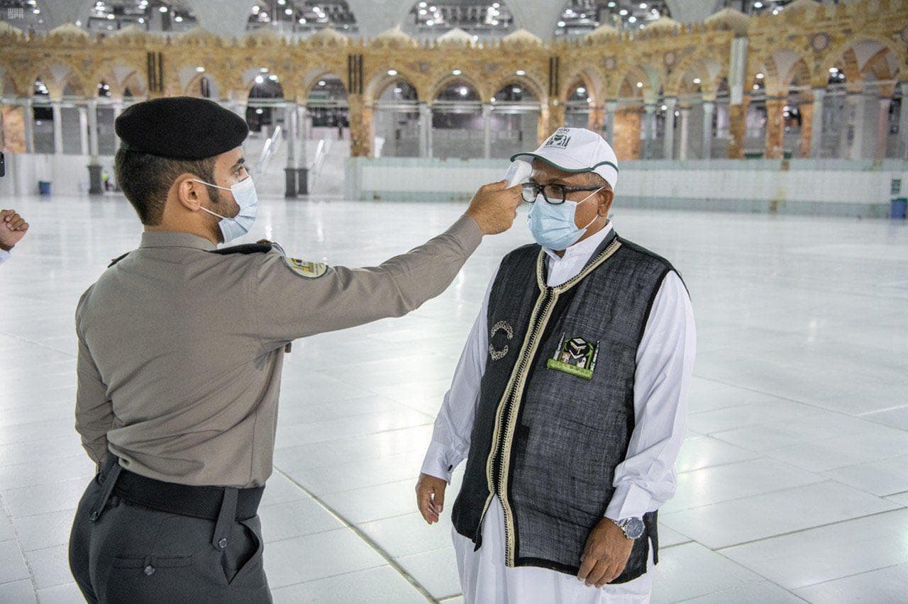 استعدادا لموسم الحج .. رفع ثوب الكعبة المشرفة