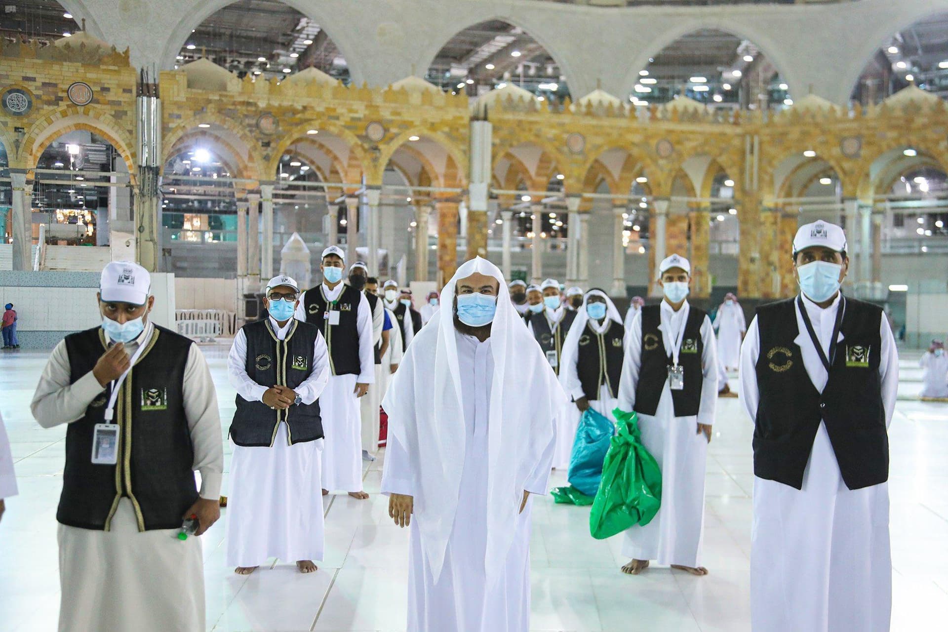 استعدادا لموسم الحج .. رفع ثوب الكعبة المشرفة