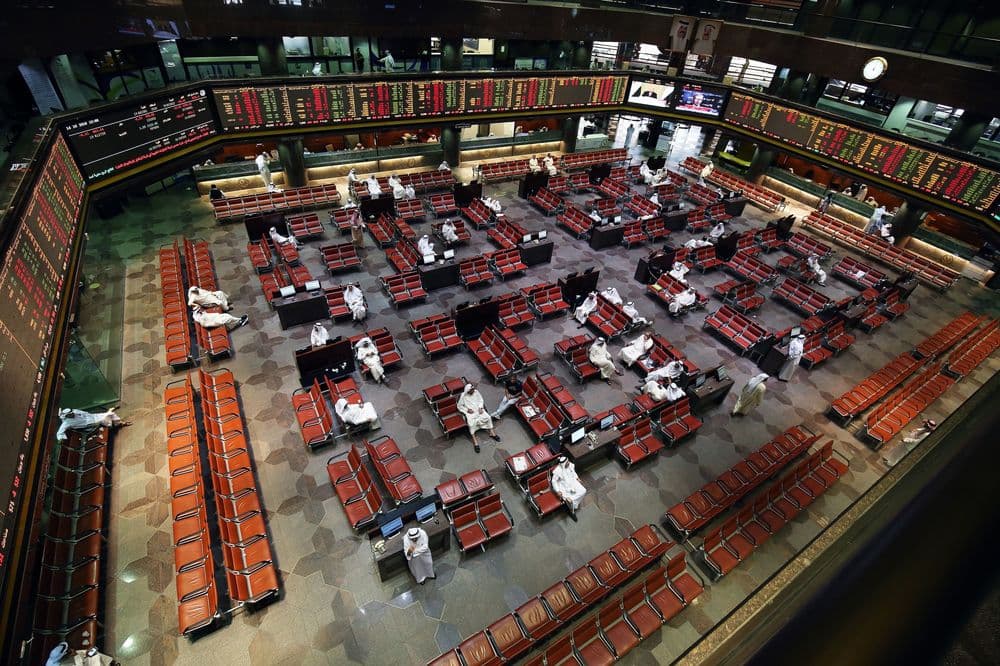 بورصة الكويت تهوي بفعل خسائر في شتى القطاعات.. والعقارات تهبط في دبي