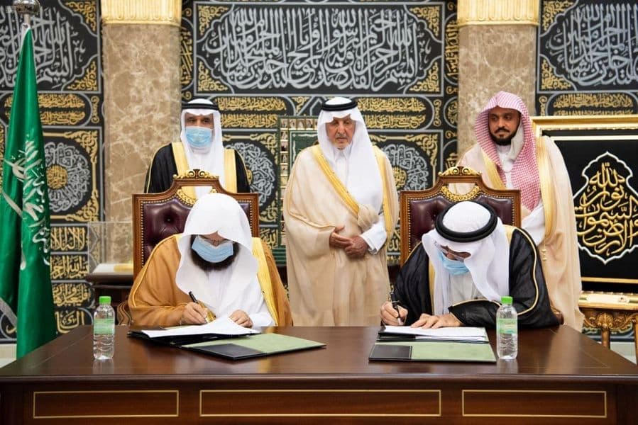 نيابة عن الملك.. أمير مكة يسلم كسوة الكعبة المشرفة لكبير سدنة بيت الله الحرام