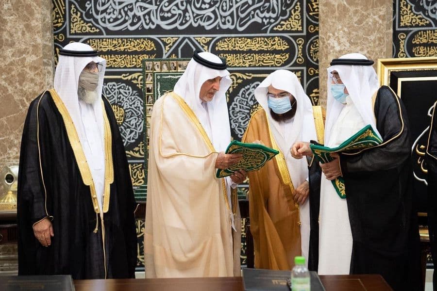 نيابة عن الملك.. أمير مكة يسلم كسوة الكعبة المشرفة لكبير سدنة بيت الله الحرام