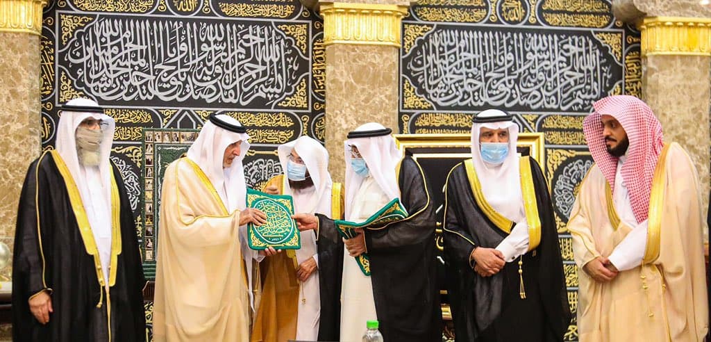 نيابة عن الملك.. أمير مكة يسلم كسوة الكعبة المشرفة لكبير سدنة بيت الله الحرام