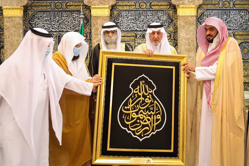 نيابة عن الملك.. أمير مكة يسلم كسوة الكعبة المشرفة لكبير سدنة بيت الله الحرام