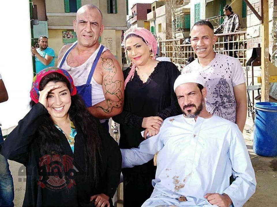 مشهد جانبي لشخصيات العمل.