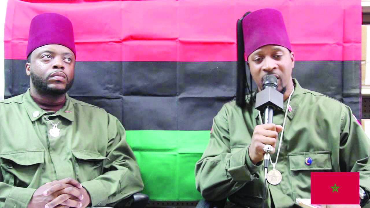 يضع الرجال على رؤوسهم الطربوش "الفاسي" نسبة إلى مدينة فاس.