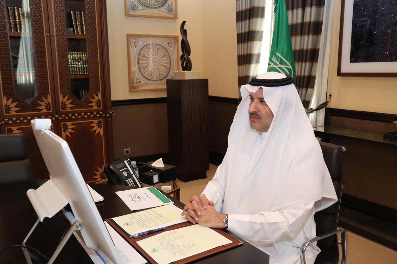 الأمير فيصل بن سلمان أثناء ترأس للاجتماع الاكاديمية.