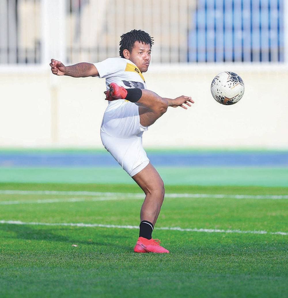 البرازيلي رومارينهو مهاجم الاتحاد خلال الحصة التدريبية أمس.