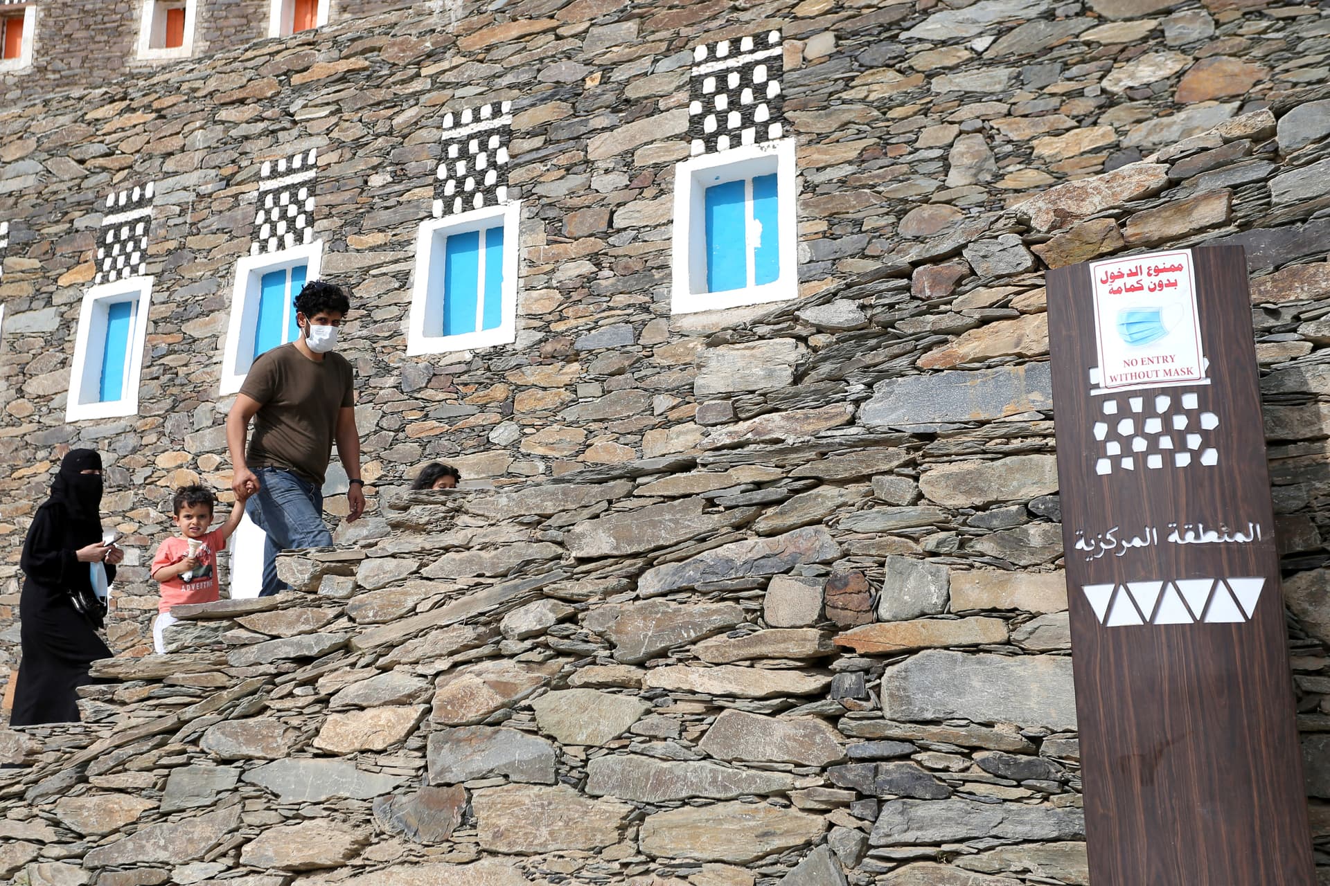 أهالي رجال ألمع يستقبلون زوار صيف السعودية بالعرضة