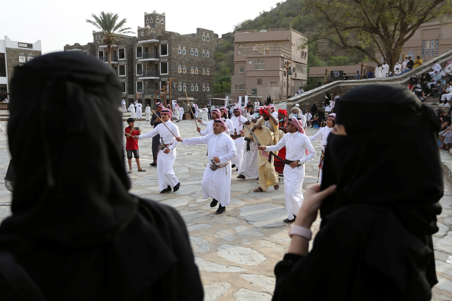 أهالي رجال ألمع يستقبلون زوار صيف السعودية بالعرضة