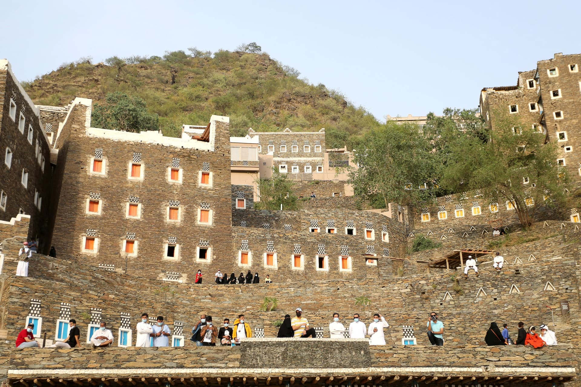 أهالي رجال ألمع يستقبلون زوار صيف السعودية بالعرضة