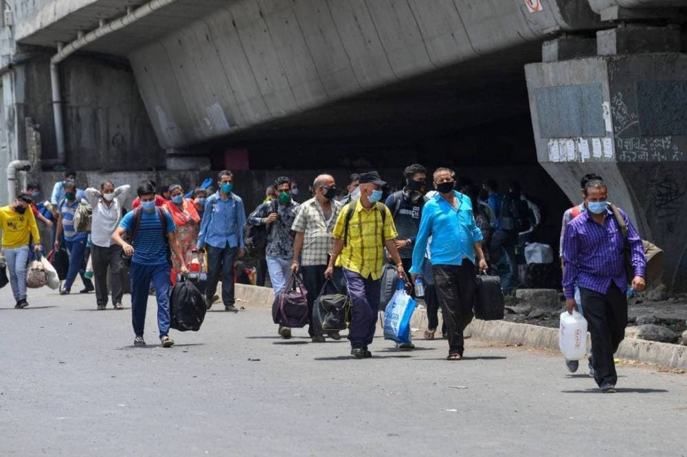 يشكل العمال الآتون من الأرياف والولايات الأفقر العمود الفقري لثالث أكبر قوة اقتصادية في آسيا.