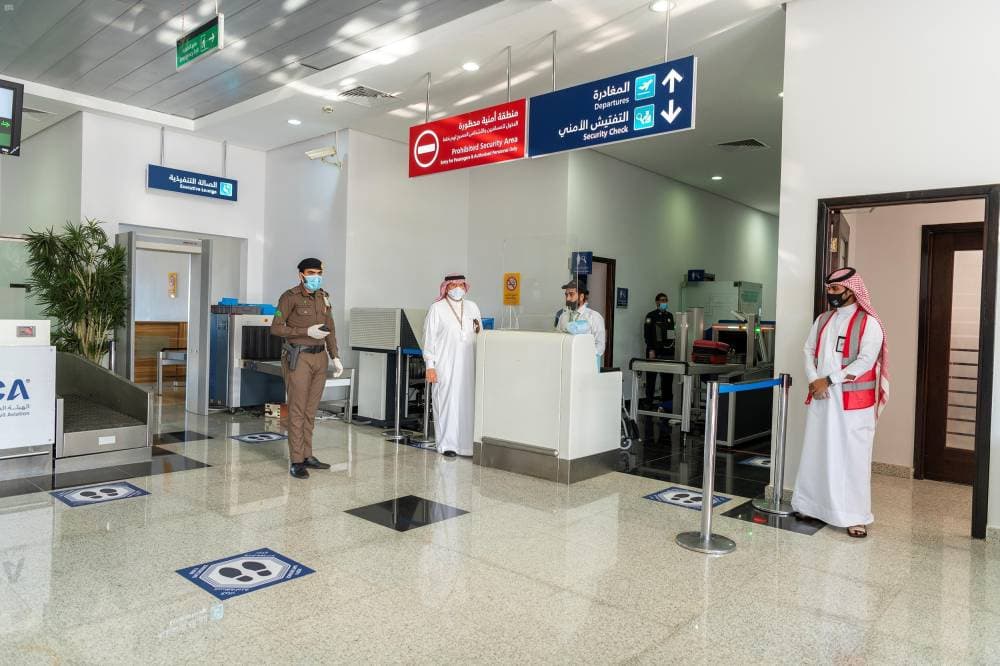 تطبيق الإجراءات الاحترازية في أحد المطارات الداخلية. "واس"