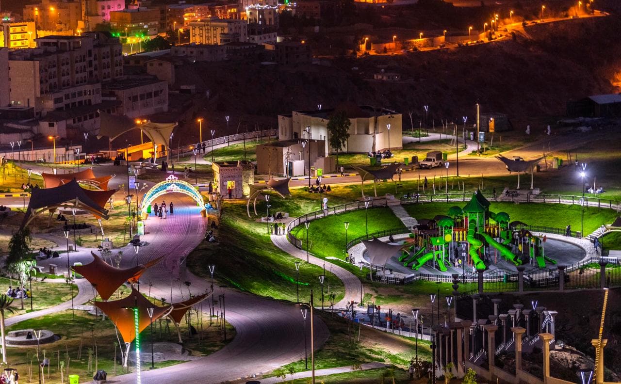 بحيرة صناعية على قمم الجبال واجهة سياحية جذابة في الباحة