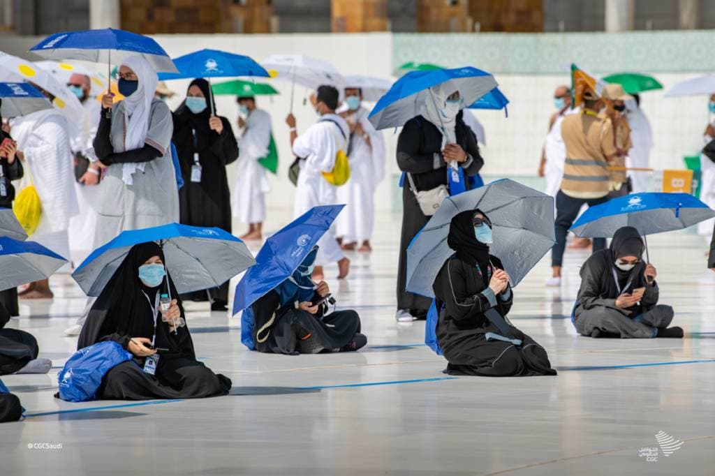 مسلمات يتضرعن إلى الله عند الكعبة أمس.