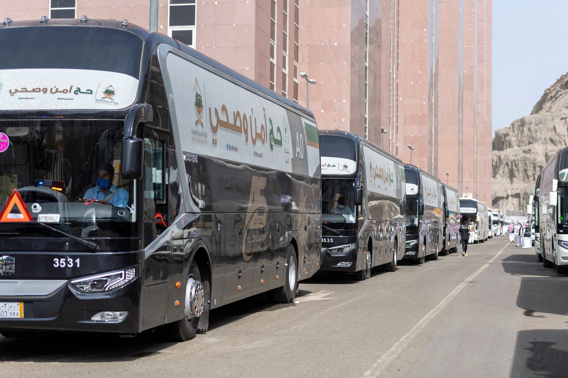 حجاج بيت الله الحرام يصلون إلى مشعر عرفات