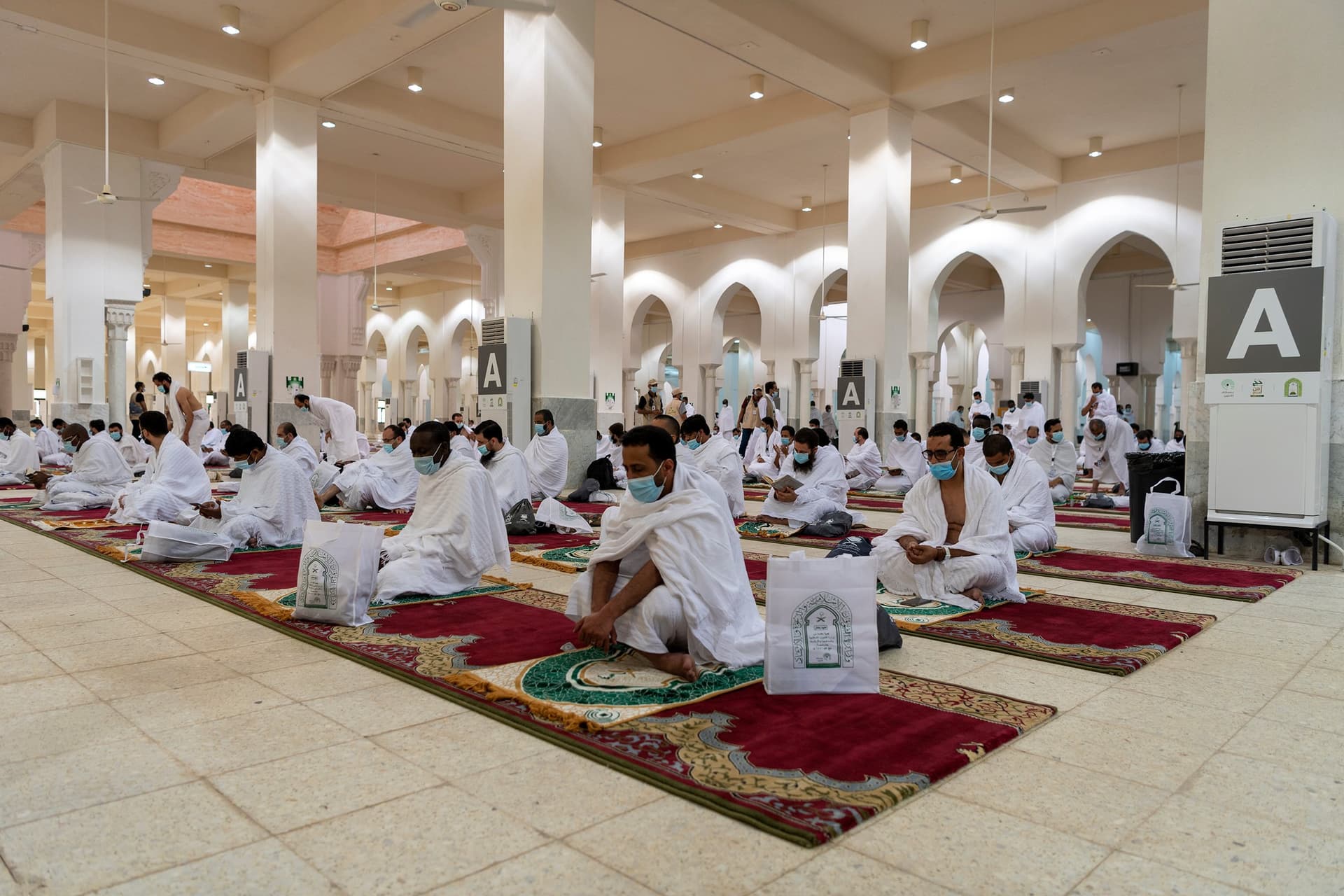 حجاج بيت الله الحرام يصلون إلى مشعر عرفات