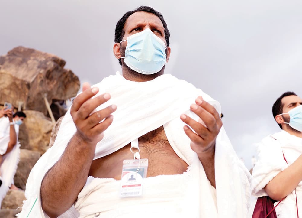 حجاج يتضرعون إلى الله بالدعاء على صعيد عرفة. "أ.ب"