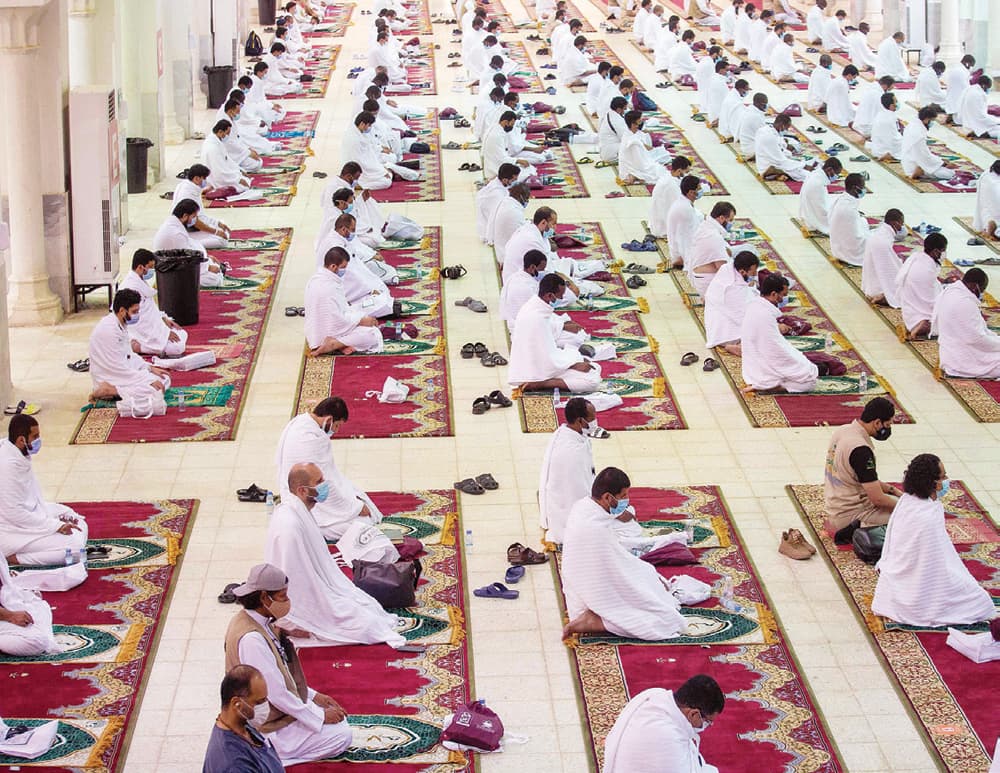 ضيوف الرحمن في مسجد نمرة أمس. "الفرنسية"