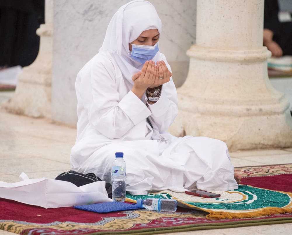 مسلمة تبتهل إلى الله بالدعاء في مسجد نمرة.