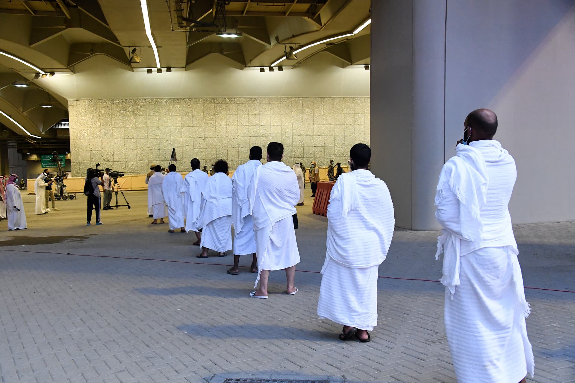 منى تستقبل حجاج بيت الله الحرام لرمي جمرة العقبة