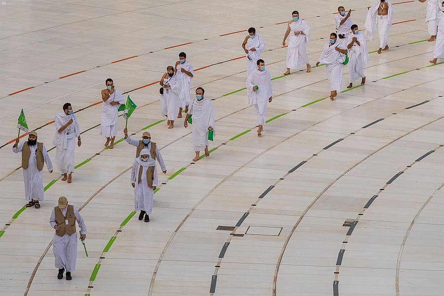 ضيوف الرحمن يؤدون طواف الإفاضة بالمسجد الحرام وسط أجواء إيمانية